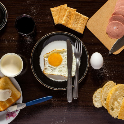 Γιατί να βάλεις ξύδι στο τηγάνι όταν τηγανίζεις αυγά (το μικρό μυστικό που κάνει τη διαφορά)