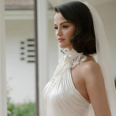 Selena Gomez: Δες πώς απογείωσε το κοντό καρέ της την ημέρα του γάμου της