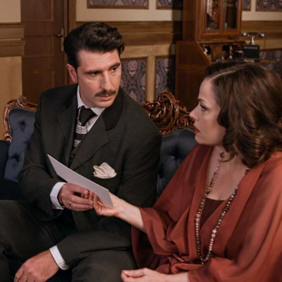 Μία γυναίκα από το παρελθόν του Ρήγα έρχεται στο Grand Hotel για να αποκαλύψει νέα εγκλήματα