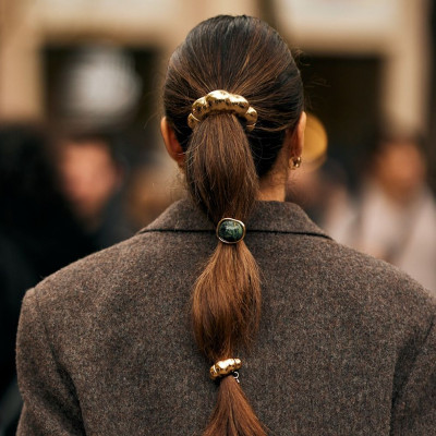 No frizz days: 4 χτενίσματα για τέλεια μαλλιά ακόμα και κάτω από τη βροχή