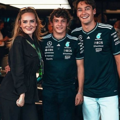 Η Adele εντυπωσιάζει με σπάνια δημόσια εμφάνιση στο Grand Prix των Ηνωμένων Πολιτειών