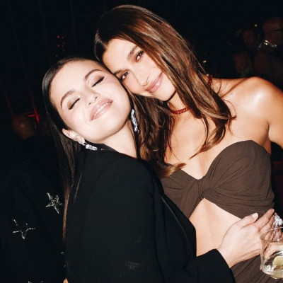 Hailey Bieber & Selena Gomez: Η αναζωπύρωση της κόντρας και η παρoλίγο συνάντηση στο Academy Museum