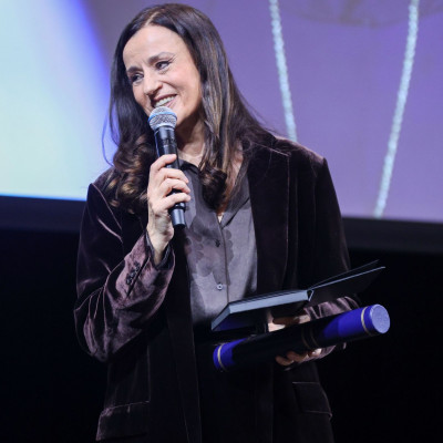 Βραβεία Θεάτρου 2025: Η Καραμπέτη έλαβε το «Μεγάλο Βραβείο» φορώντας το πιο κομψό βελούδινο σακάκι