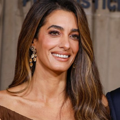 Toasty Makeup: 3 λόγοι που η Amal Clooney επιλέγει ξανά και ξανά το νέο makeup trend του TikTok