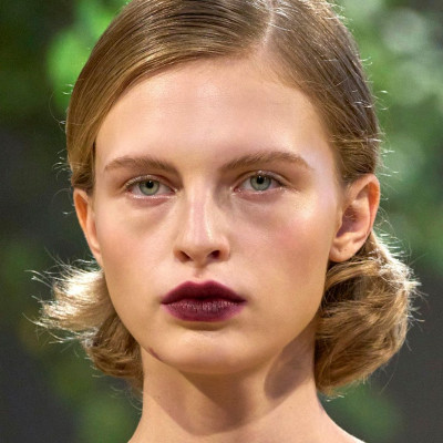 Βουργουνδί κραγιόν: Το χρώμα που θα απογειώσει το φθινοπωρινό μακιγιάζ & 7 χρώματα για να διαλέξεις