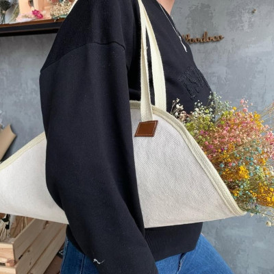 Flower Bags: Οι τσάντες για να βάζεις τα λουλούδια σου είναι το νέο must have της σεζόν