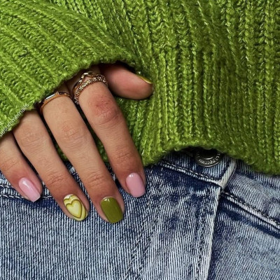 Το πράσινο του «matcha latte» γίνεται το νέο nude manicure που επιλέγουν τα it girls