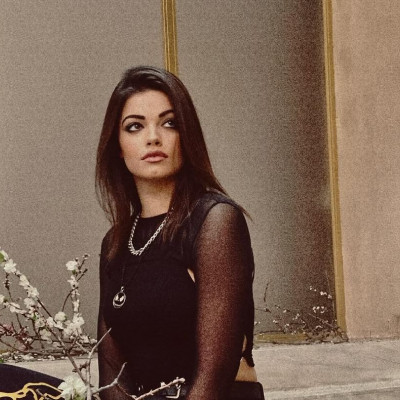 Η Τζένη Καζάκου στηρίζει τη μητέρα της, Τάνια Τρύπη, στο θέατρο με rock διάθεση- Το εναλλακτικό look