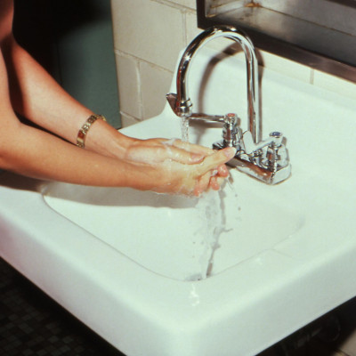 Μπάνιο που λάμπει: 5 πρακτικοί τρόποι για να απομακρύνεις το πουρί και τα άλατα αποτελεσματικά