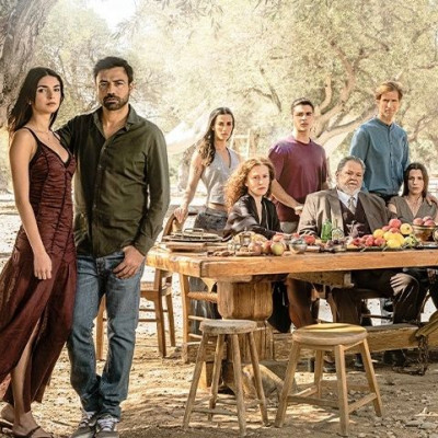 Τα 2 νέα ζευγάρια στη Γη της ελιάς που θα ζήσουν ένα δυνατό πάθος και ένα τραγικό τέλος