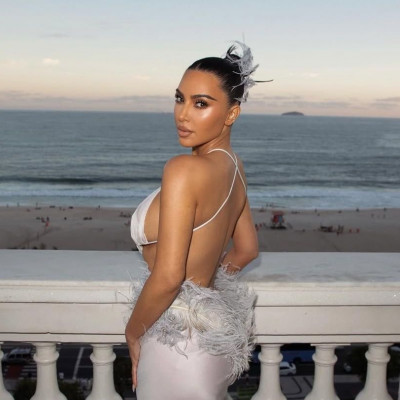 Η Kim Kardashian αποδεικνύει πως ο πιο απλός κότσος μπορεί να γίνει το νέο fashion statement
