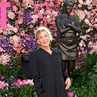 Η Bridget Jones έγινε άγαλμα και η Renée Zellweger likes this: «Είναι πιο γλυκιά από μένα»