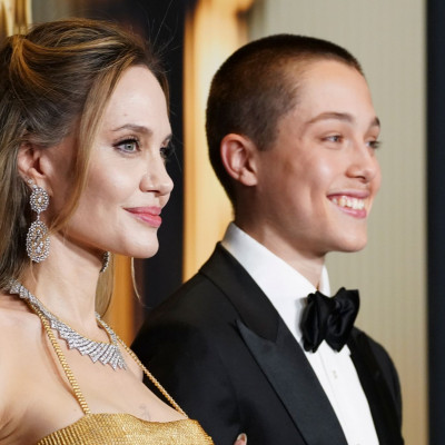 Ο Knox Jolie - Pitt τίμησε το πιο punk look της Angelina με την αλλαγή που έκανε στα μαλλιά του