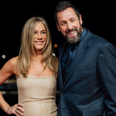 Ο Adam Sandler έβαλε μέχρι και κοστούμι για να αποθεώσει την Jennifer Aniston στη βραδιά του ELLE