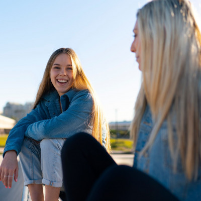 12 φράσεις για small talk που σε κάνουν συμπαθή αμέσως σε έναν άγνωστο