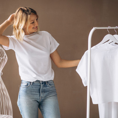 Ούτε το χλώριο, ούτε η σόδα: Το μυστικό (που πραγματικά λειτουργεί) για να μη κιτρινίζουν τα λευκά 