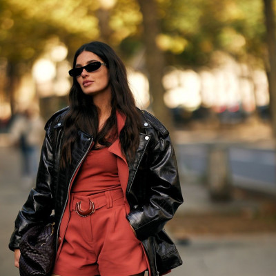 10 +1 πανωφόρια για day-to-night σύνολα: Από leather μαύρα μέχρι fur μπεζ επιλογές