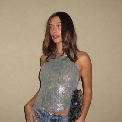 Τα 29α γενέθλια της Hailey Bieber σε δύο σε looks που λάτρεψε και η Donatella Versace