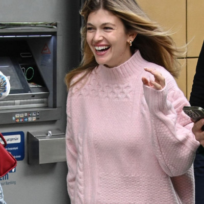 H Κλέλια Ανδριολάτου με baby pink sweater και ένα απρόσμενο styling