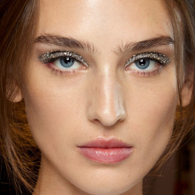 Glitter Frost Eyes: Η γιορτινή τάση στο μακιγιάζ που κάνει το βλέμμα πιο ξεκούραστο και φωτεινό