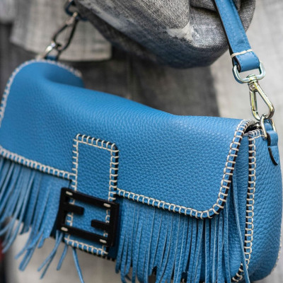 Τσάντες με κρόσια παντού: η νέα εμμονή των fashionistas