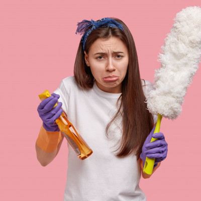 Πώς να μειώσεις τη σκόνη στο σπίτι χωρίς καθαριστή αέρα: Απλές κινήσεις που κάνουν αληθινή διαφορά