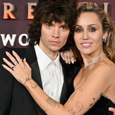 Miley Cyrus και Maxx Morando αρραβωνιάστηκαν μετά από 4 χρόνια σχέσης: Το ξεχωριστό rock μονόπετρο