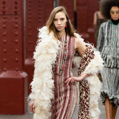 Chanel runway: Αυτές είναι οι τάσεις στα μαλλιά για το 2026 που είδαμε στο μετρό της ΝΥ