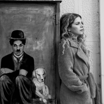 Πίσω από το EP «Σύννεφα Μπαλόνια» βρίσκεται η Βιολέτα Ίκαρη που αρνείται να μικρύνει για να χωρέσει