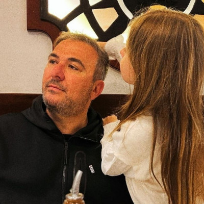 Η Ελένη Πασχαλίδη για πρώτη φορά στη σκηνή με τον μπαμπά της: Η αφιέρωση του Ρέμου & η απορία της