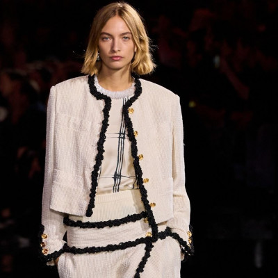 Tweed reloaded: Το κλασικό σακάκι στη σύγχρονη εκδοχή της γυναικείας μόδας