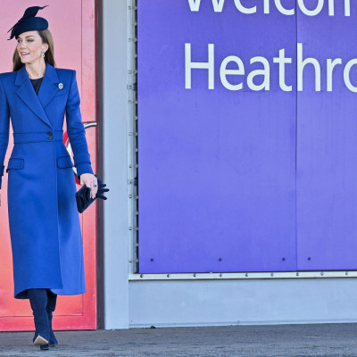 Το μπλε παλτό και το αστραφτερό μπλε φόρεμα της Kate Middleton που μονοπώλησαν τα fashion βλέμματα