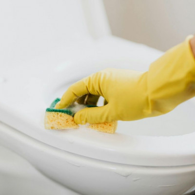 Η τουαλέτα καθαρίζει μόνη της με ένα μόνο φυσικό υλικό από την κουζίνα σου