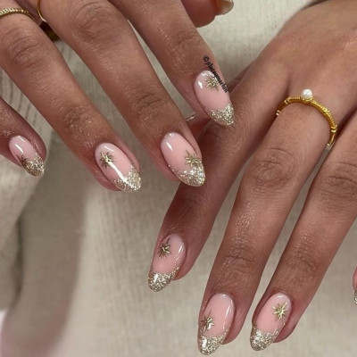 7 nail arts με νιφάδες χιονιού που πρέπει να δοκιμάσετε, από glam νιφάδες μέχρι frozen γαλλικό