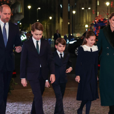 Με navy look αλά Diana η πριγκίπισσα Charlotte έκλεψε τις εντυπώσεις στη νέα εμφάνιση των Wales