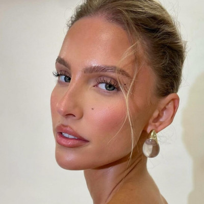 Less is more: Το νέο Mistletoe Makeup Trend κολακεύει κάθε επιδερμίδα με μόνο τρία προϊόντα