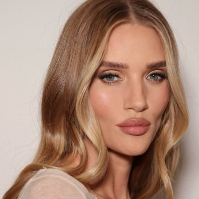 Με αυτά τα 7 lip glosses θα αποκτήσεις juicy χείλη σαν να έχεις βάλει φίλτρο του Instagram