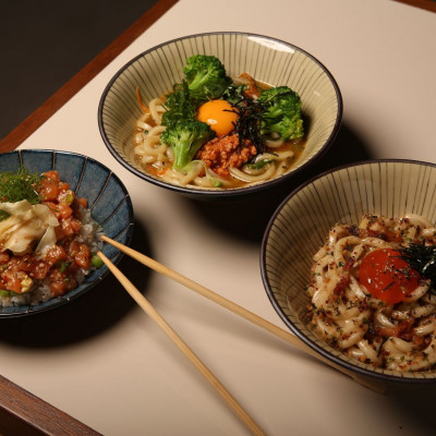 Το πιο επικό τηγανητό κοτόπουλο karaage και τα πιο viral udon μόλις προσγειώθηκαν στη Γλυφάδα