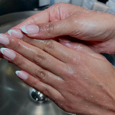 Pantone Cloud Dancer: 7 manicure με το must χρώμα του 2026