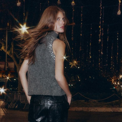 5 alternative γιορτινά tops από το ZARA, αν δεν θέλεις να φορέσεις πούλιες και παγιέτες