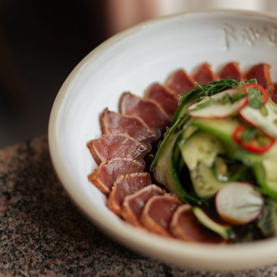 Ο Χρόνης Δαμαλάς μαγειρεύει ζοχούς με κατσικίσιο κορμό αλλά και μπιφτεκάκια προβατίνας στη ρομπάτα