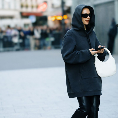 Knitted hoodies: Τα πιο chic φούτερ για τον χειμώνα που μπορείς να φορέσεις και βράδυ