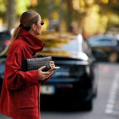 Santa vibes: 10 κόκκινα ρούχα και αξεσουάρ για να μπεις στο Χριστουγεννιάτικο mood με στυλ