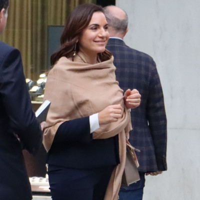 Η Όλγα Κεφαλογιάννη με sporty chic look και πασμίνα, μας δείχνει πώς να είμαστε άνετες και κομψές