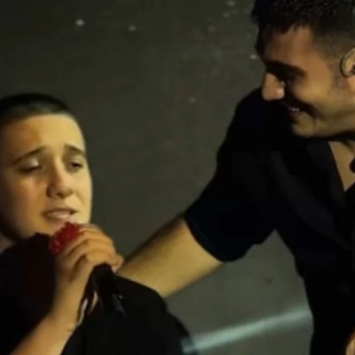 Κωνσταντίνος Κακοσαίος: Ο μικρότερος γιος του Πλούταρχου τραγούδησε live και τα σχόλια ήταν επικά