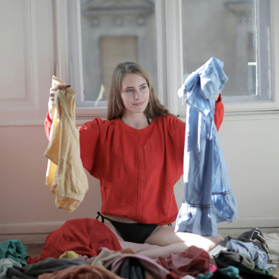 4 είδη που πρέπει να πλένεις σε ζεστό νερό, σύμφωνα με ειδικούς στη φροντίδα υφασμάτων