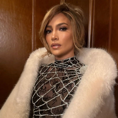 Holiday Halo French Nails: Αυτό είναι το νέο manicure της Jennifer Lopez για φέτος τις γιορτές