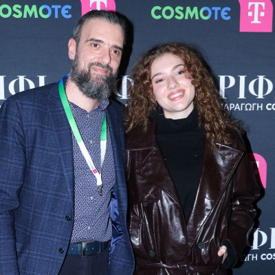 H Δέσποινα κι η Κωνσταντίνα Τσαφούλια αγκαλιά με τον μπαμπά τους στην πρεμιέρα του - Τα σπάνια πλάνα