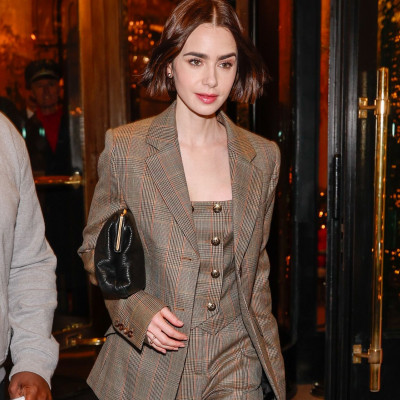 Το καρό σύνολο της Lily Collins και η διαχρονικότητα του καρό blazer για κάθε περίσταση