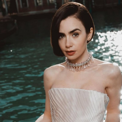 Δες πώς να πετύχεις το χτένισμα της Lily Collins από την πρεμιέρα της 5ης σεζόν του Emily In Paris